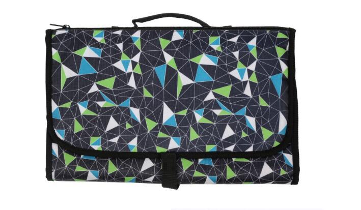 Tapis à langer portable, pliable, lavable et compact pour bébé, idéal pour les voyages. Imperméable, il inclut un sac de rangement. 
