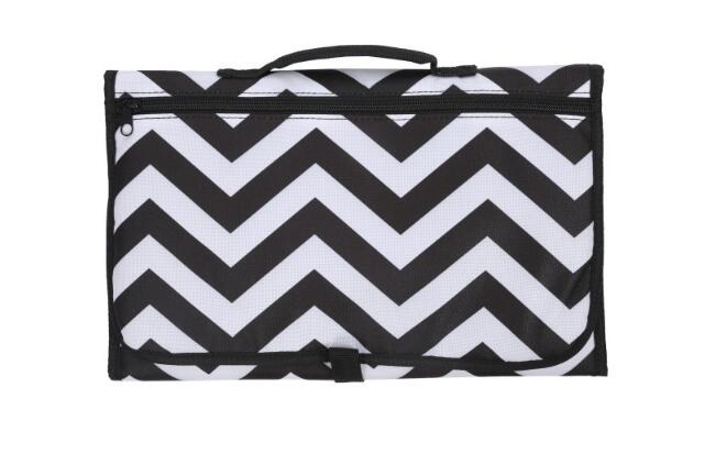 Tapis à langer portable, pliable, lavable et compact pour bébé, idéal pour les voyages. Imperméable, il inclut un sac de rangement. 