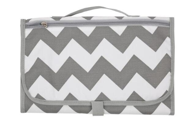 Tapis à langer portable, pliable, lavable et compact pour bébé, idéal pour les voyages. Imperméable, il inclut un sac de rangement. 